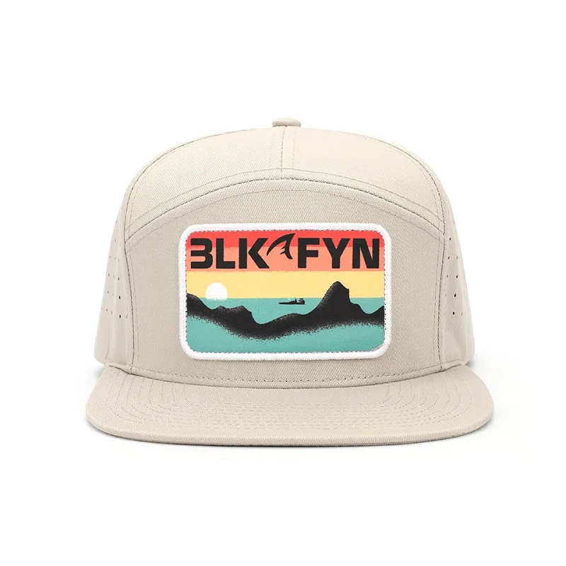 Tukkumyynti mukautettu korkealaatuinen 7 paneelin litteä reunapaikat Patch -logo Luxury Snapback -korkit, Laser Cut -reiän rei\'itetty miesten hattu